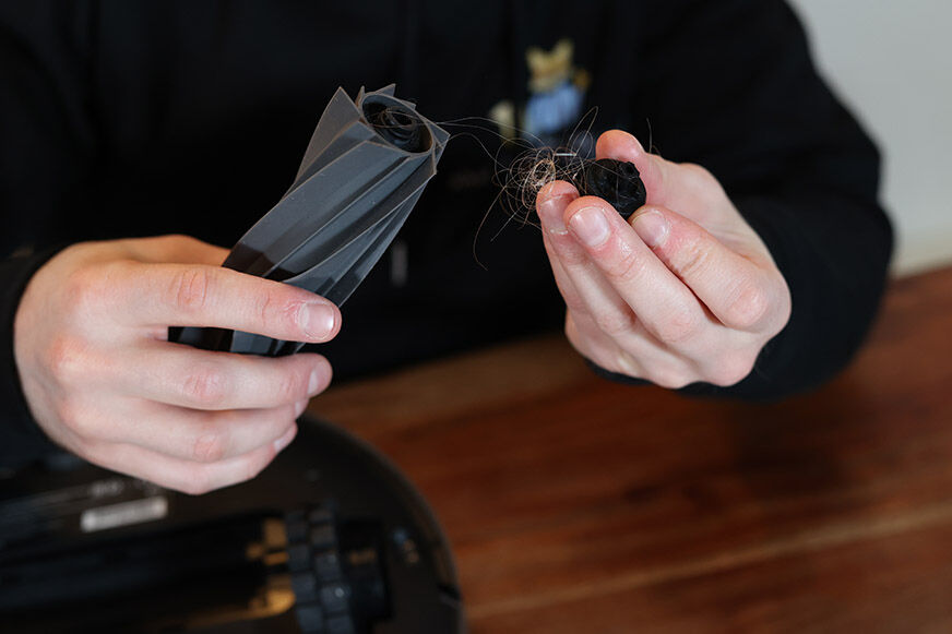 Удаление волос с резиновой щетки пылесоса Dreame L10s Pro.